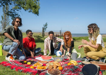 Healthy Traveling: Essential Foods to Carry on Your Trip to Avoid Junk Food