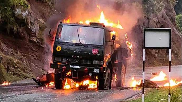 5 jawans of Rashtriya Rifles killed in a terrorist attack on an army vehicle in Poonch