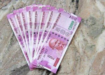 A stack of Indian 2000 rupee notes symbolizing the withdrawal of high-value currency from circulation.